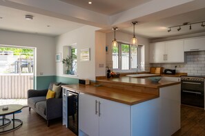Fridge, microwave, oven, stovetop - BeachBreak, Sleeps 9, Pets, Hot Tub (Croyde)
