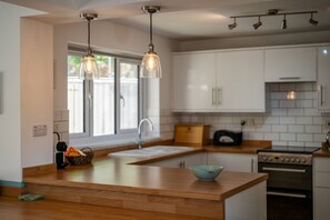 Fridge, microwave, oven, stovetop - BeachBreak, Sleeps 9, Pets, Hot Tub (Croyde)