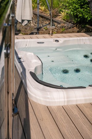 Outdoor spa tub - BeachBreak, Sleeps 9, Pets, Hot Tub (Croyde)