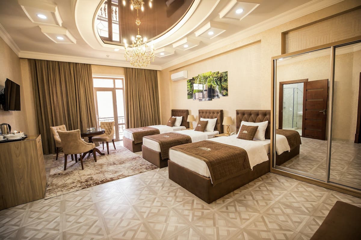Superior Triple Room | Peralatan tempat tidur premium, peti besi dalam bilik