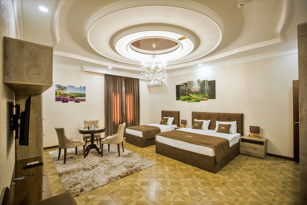 ห้องดีลักซ์ | เครื่องนอนระดับพรีเมียม, ตู้นิรภัยในห้องพัก, โต๊ะทำงาน, ผ้าม่านกันแสง