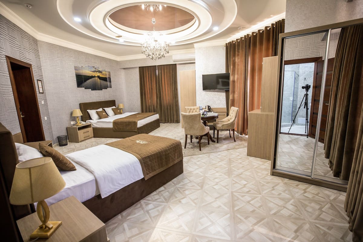 Luxury Room | Peralatan tempat tidur premium, peti besi dalam bilik