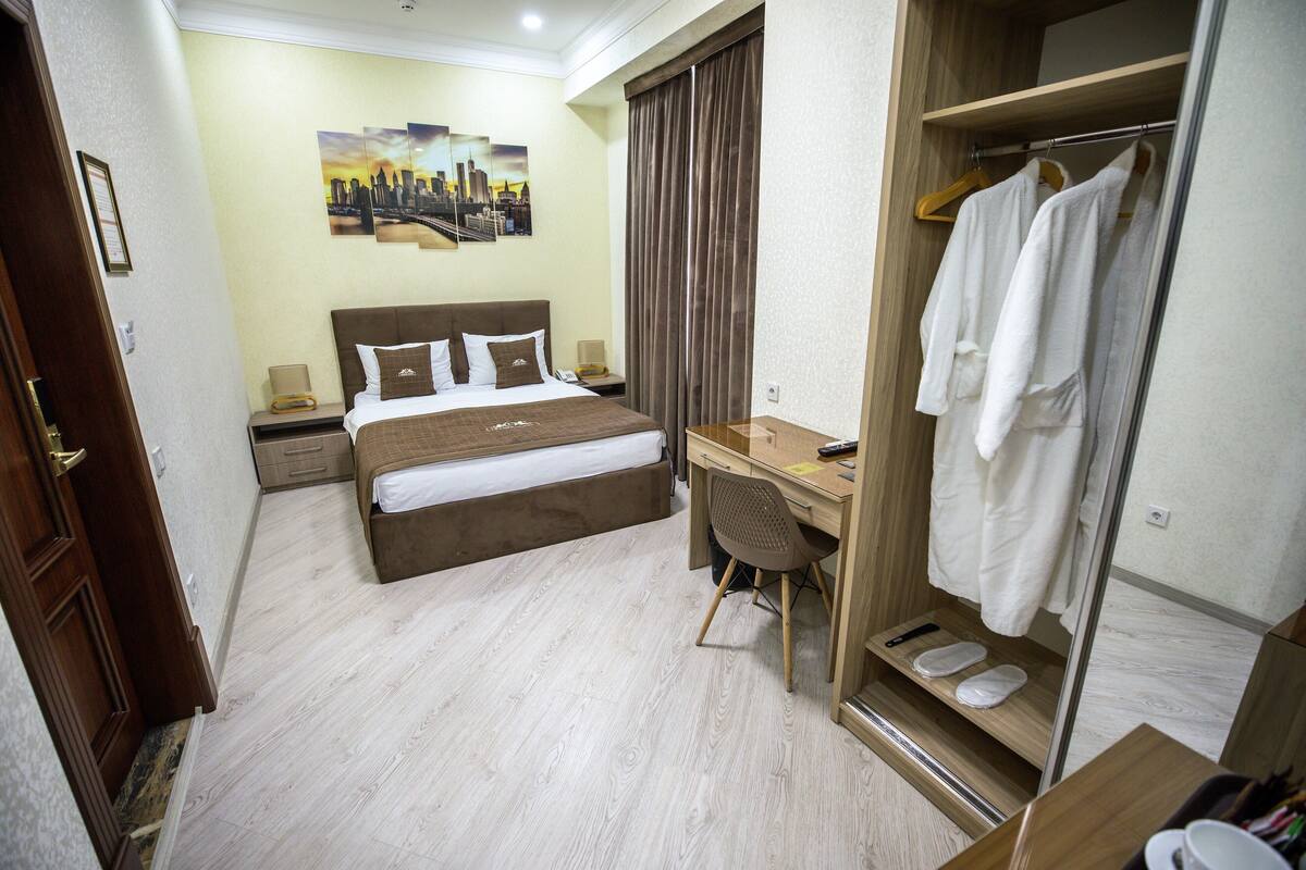 ห้องสแตนดาร์ดดับเบิล | เครื่องนอนระดับพรีเมียม, ตู้นิรภัยในห้องพัก, โต๊ะทำงาน, ผ้าม่านกันแสง
