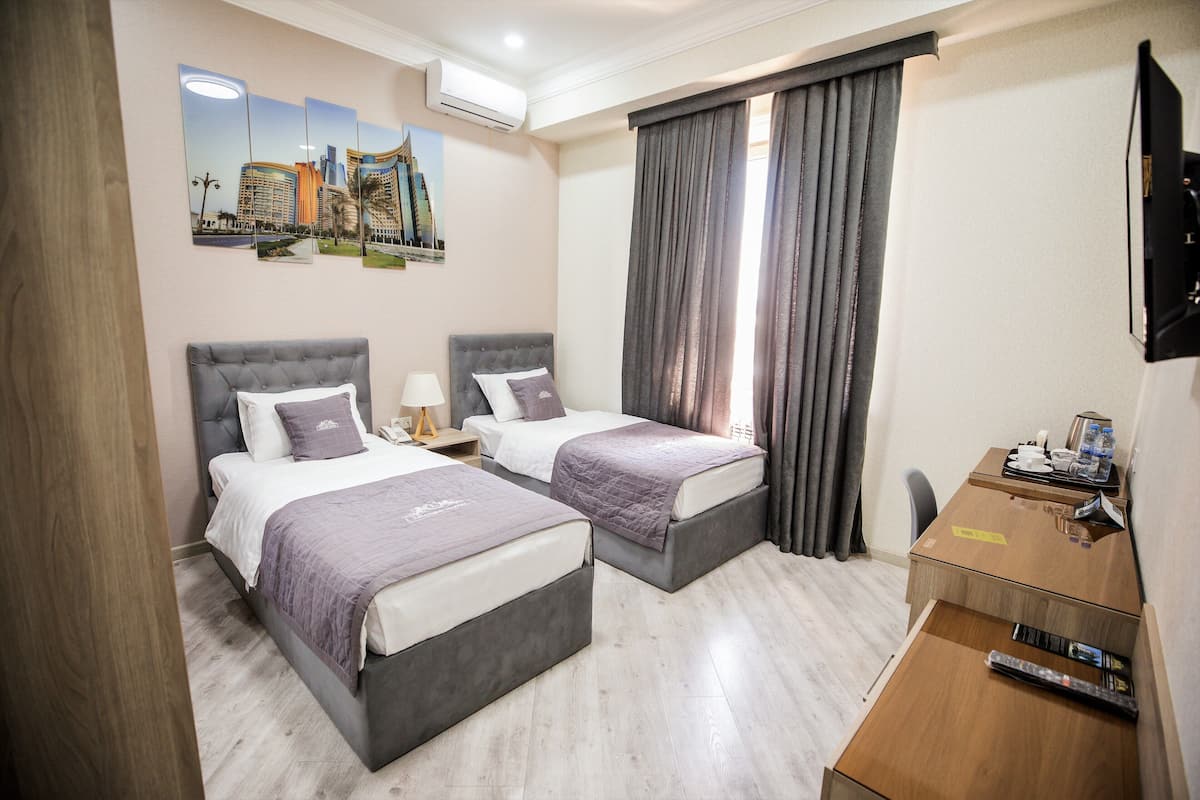 Standard Twin Room | Peralatan tempat tidur premium, peti besi dalam bilik