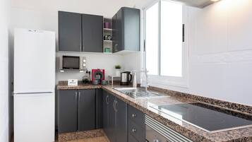 Microones, forn, placa de cuina i cafetera i tetera