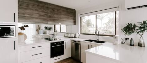 Kühlschrank, Mikrowelle, Ofen, Herdplatte