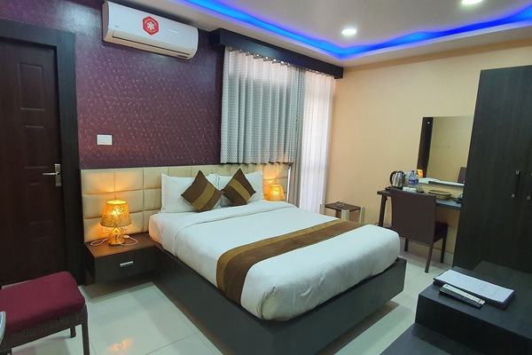 Premium bedding, Select Comfort beds, minibar, iron/ironing board