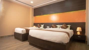 Deluxe driepersoonskamer | Luxe beddengoed, Select Comfort-bedden, een minibar