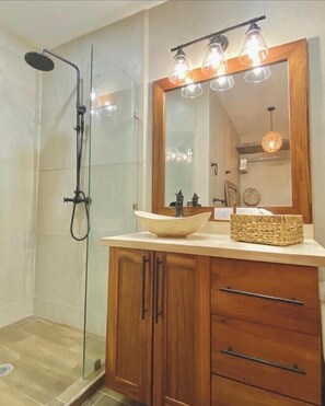 Douche, sèche-cheveux, serviettes fournies