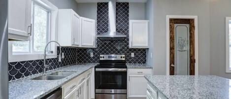 Køleskab, mikrobølgeovn, ovn, kogeplade