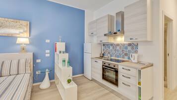 Frigorifero, microonde, forno, piano cottura