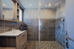 Dusche, Haartrockner, Handtücher