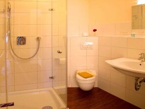 Ducha, secador de pelo, jabón, papel higiénico