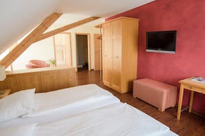 1 bedroom, bed sheets