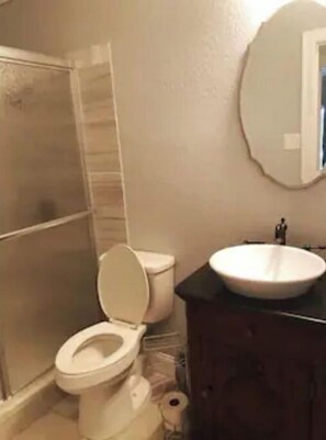 Secadora de cabello, toallas, jabón, papel de baño