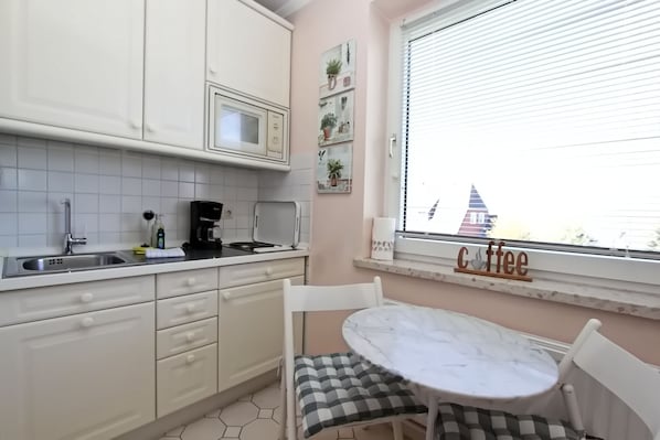 Køleskab, mikrobølgeovn, elkedel