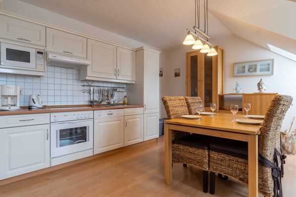 Kühlschrank, Mikrowelle, Ofen, Geschirrspüler