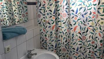 Badewanne, Haartrockner, Handtücher