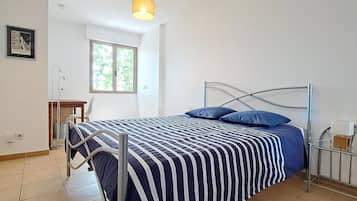 1 chambre, bureau, fer et planche Ă repasser, lit parapluie