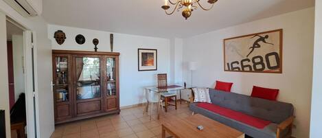 Een smart-tv, boeken en een stereo