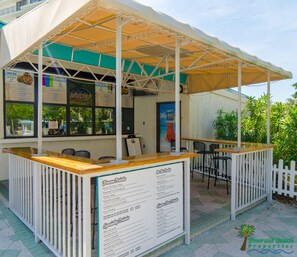 Outdoor dining - Isle Be Back-Beachfront-Amazing Decor-1Bd-2Ba-Sleeps 4! You're Sure to Be Back! (Panama City Beach)