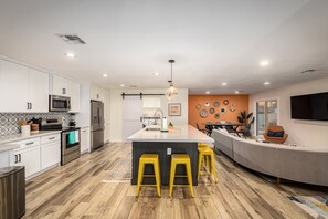 冷蔵庫、電子レンジ、オーブン、コンロ