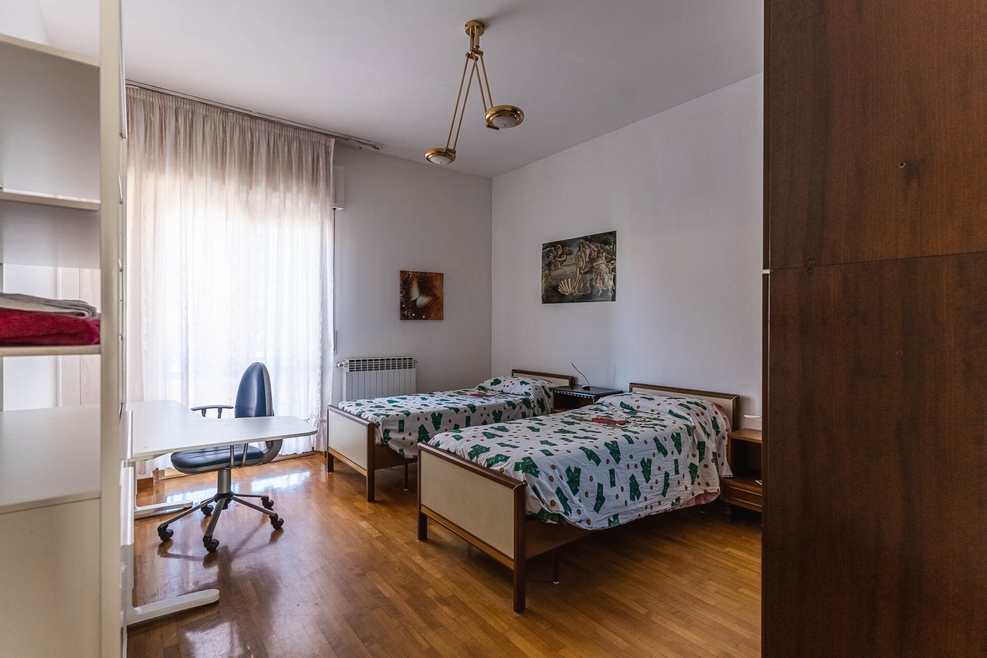 4 slaapkamers, een strijkplank/strijkijzer, gratis wifi, beddengoed