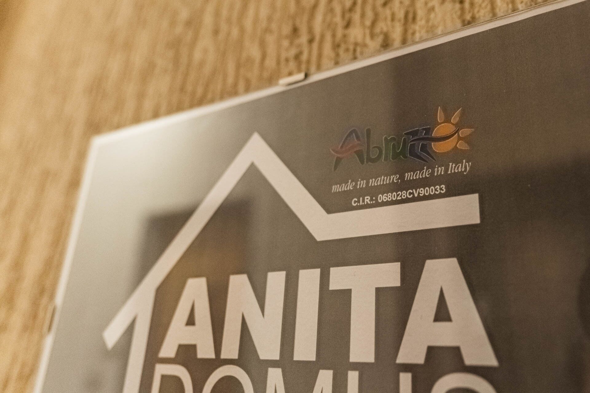 Un cartello con il testo "ANITA DOMUS" e un logo che riporta la scritta "realizzato in natura, realizzato in Italia".