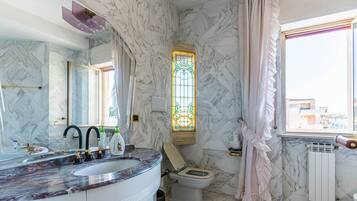 Bathtub, hair dryer, bidet, towels