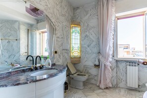 Bathtub, hair dryer, bidet, towels - Anita Domus - Apartment with a view in Pescara (Pescara)