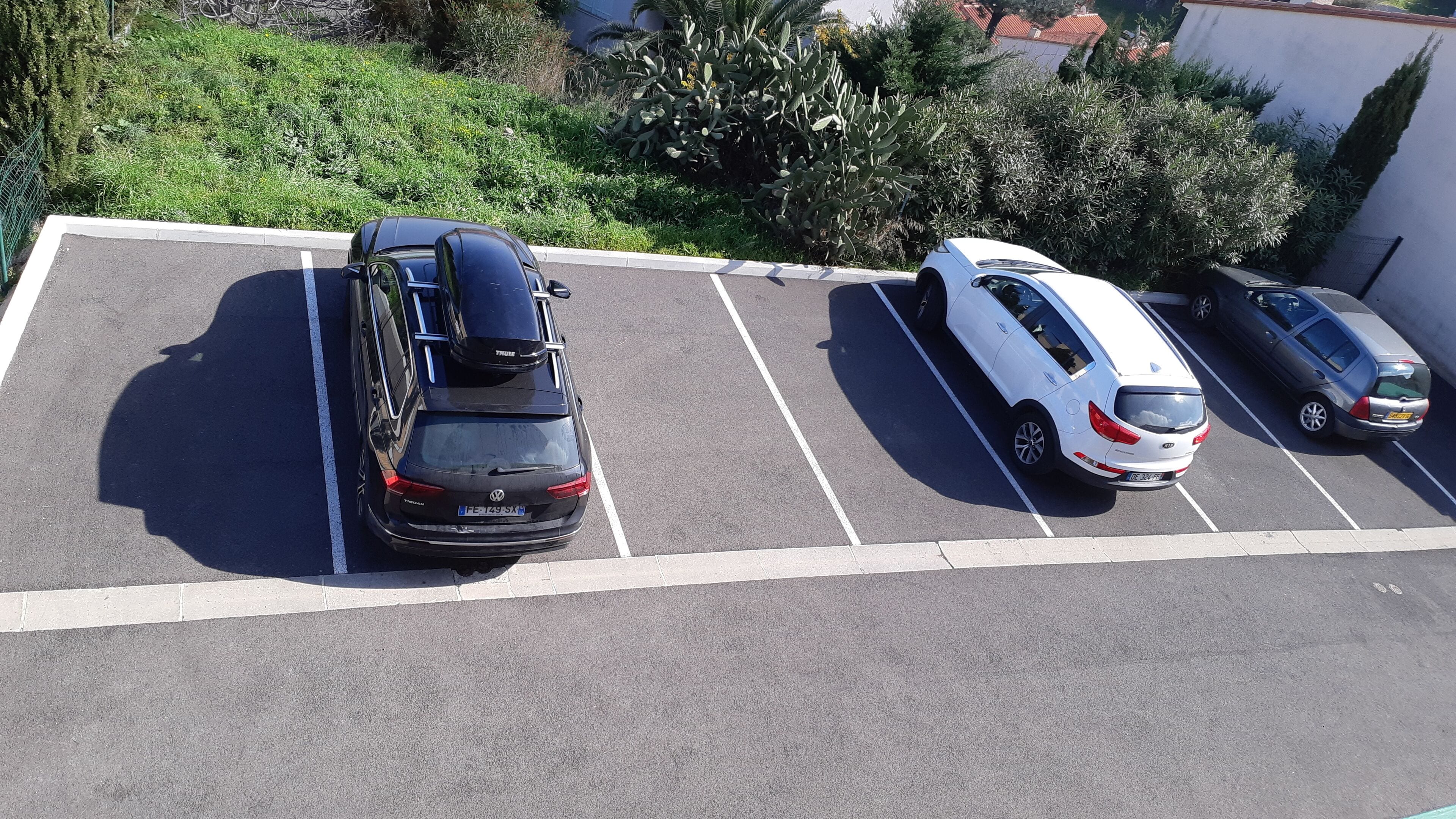 Places disponibles en plus du garage, au pied du bâtiment.
