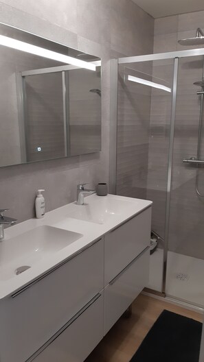 Een douche, een haardroger, handdoeken, zeep