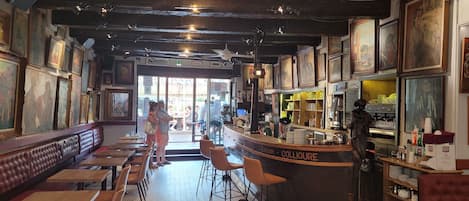 Bar (in der Unterkunft)