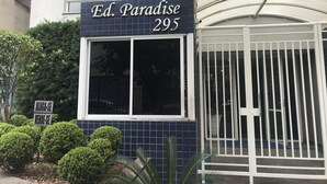 A building with a sign reading "Ed. Paradise 295" and a gated entrance. - Apto Conforto C/ Netflix Amazon Prime Disponível (SP)
