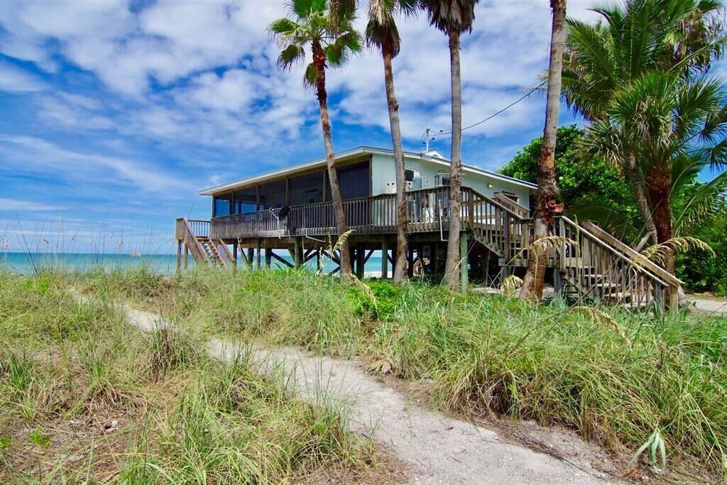 Point Break: Gulf-front getaway with spacious porches overlooking the beach!