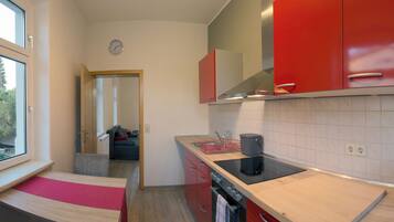 Fridge, oven, stovetop, coffee/tea maker