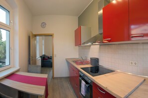 Fridge, oven, stovetop, coffee/tea maker