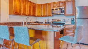 Coffee/tea maker, fridge, microwave, oven - Sosuite | 2BR Apt w W/D, Gym, On-Site Restaurant (Philadelphia)