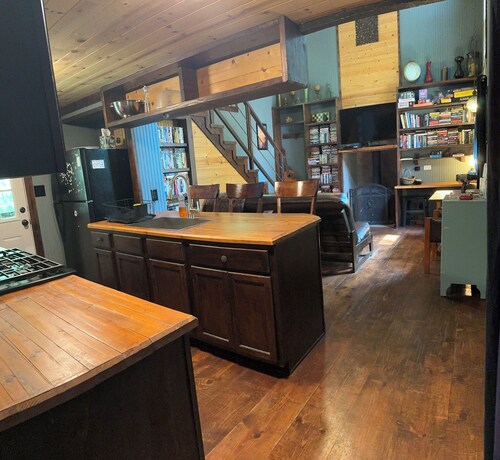 Coyote Creek Loft Cabin with Wood Burning Stove, Firepit, Private Outdoor Area