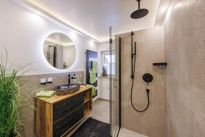 Dusche, Haartrockner, Handtücher