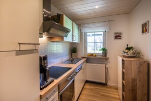 Køleskab, mikrobølgeovn, ovn, kogeplade