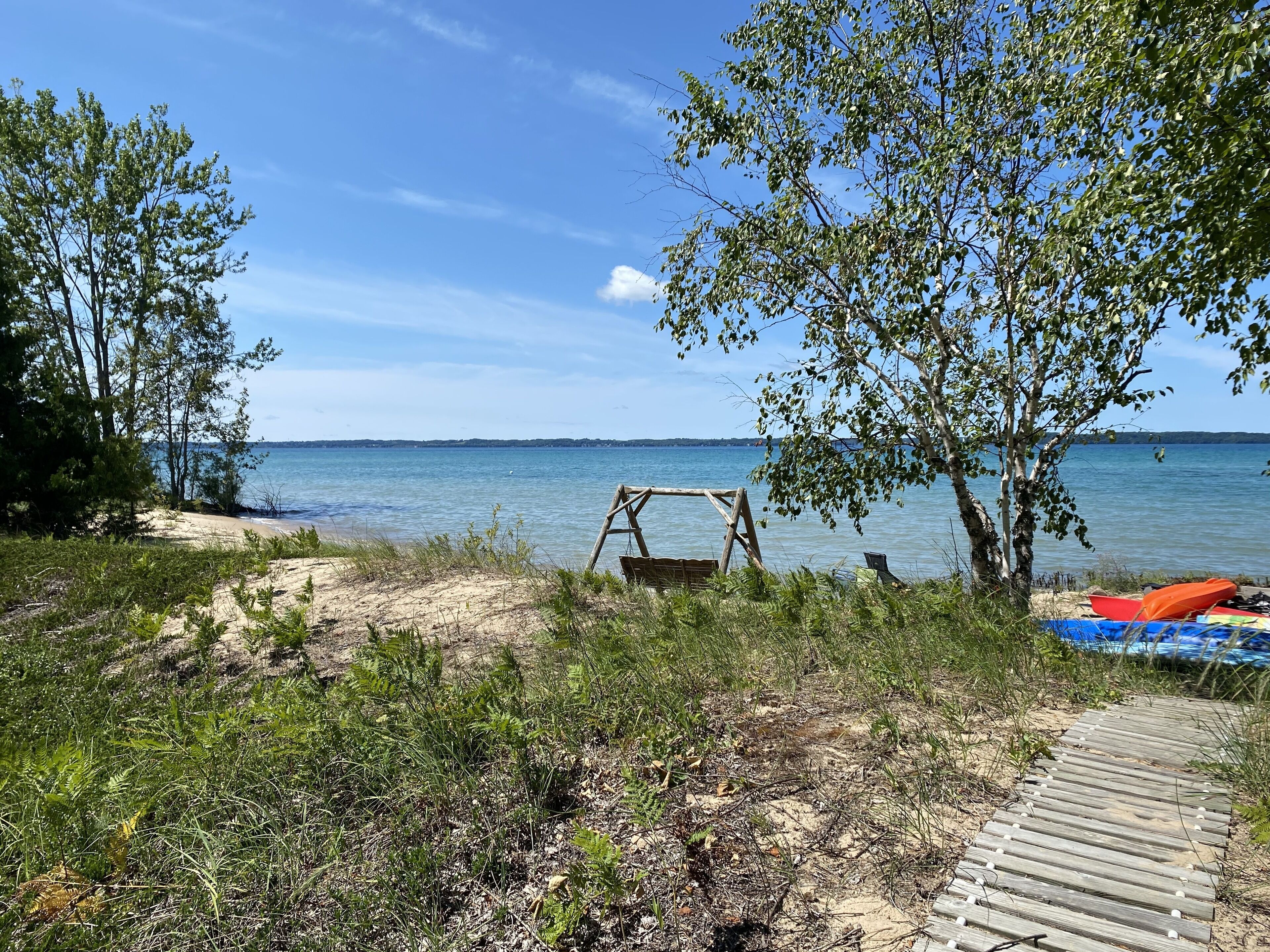 Renovated house with sandy beach on the Bay 5 minutes from Elk Rapids