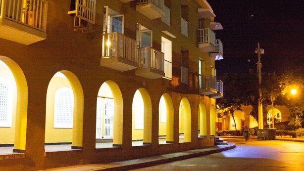 A building with multiple balconies and arched windows. - Hermoso Duplex Bovedas (Cartagena)