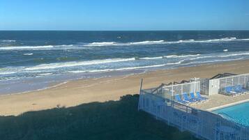 Plage, chaises longues, serviettes de plage