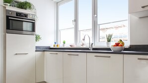 Kaffetrakter/tekoker, kjøleskap, mikrobølgeovn og kokeplater