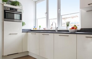 Fridge, microwave, stovetop, dishwasher - Beautiful home in Stavoren (Stavoren)
