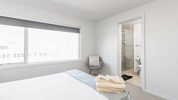 3 bedrooms, desk, iron/ironing board, WiFi