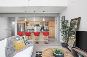 تلفزيون، برامج وأفلام نتفليكس، هولو، خدمات بث