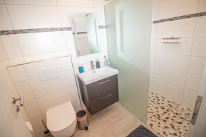 Dusche, Haartrockner, Handtücher