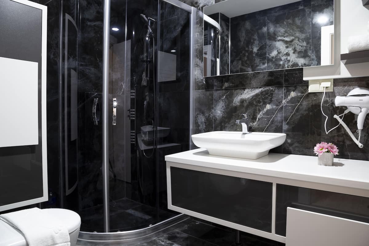 shower, rainfall showerhead, free toiletries, hair dryer